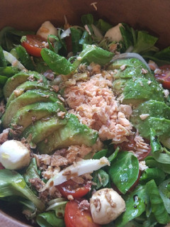 Una foto de Ensalada con aguacate y salmón!