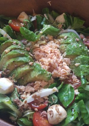 Foto principal de Ensalada con aguacate y salmón!