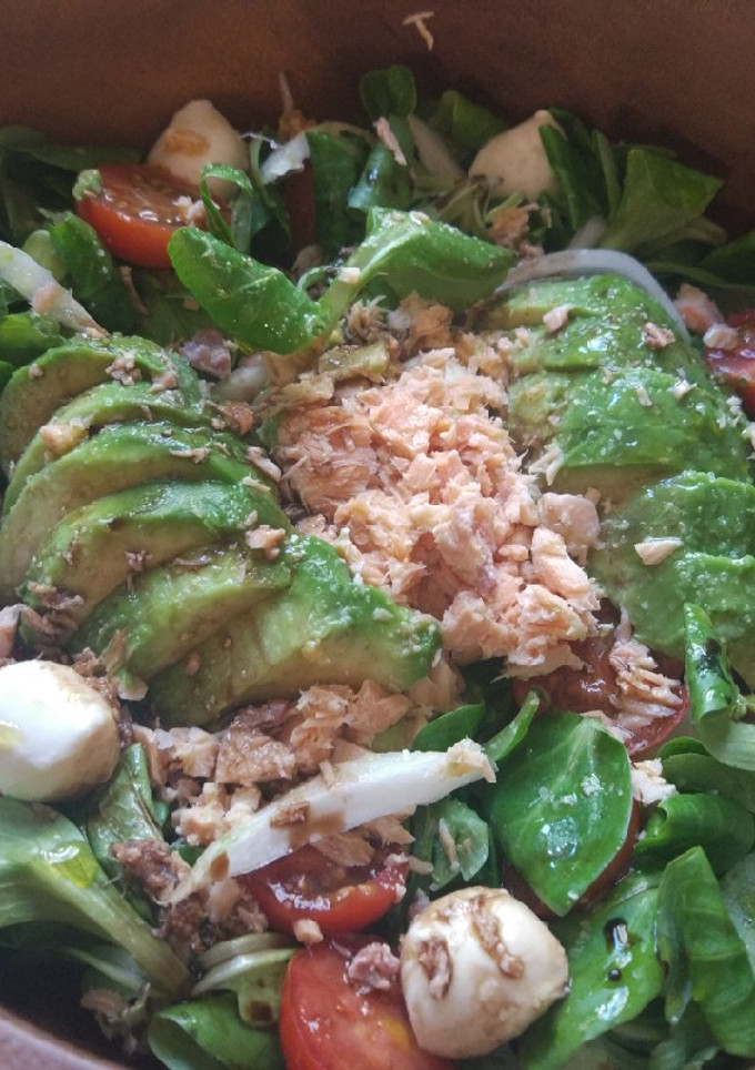 Una foto de Ensalada con aguacate y salmón!