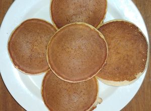 Una foto de Hoy Hot Cakes de vainilla con mi tía Ana