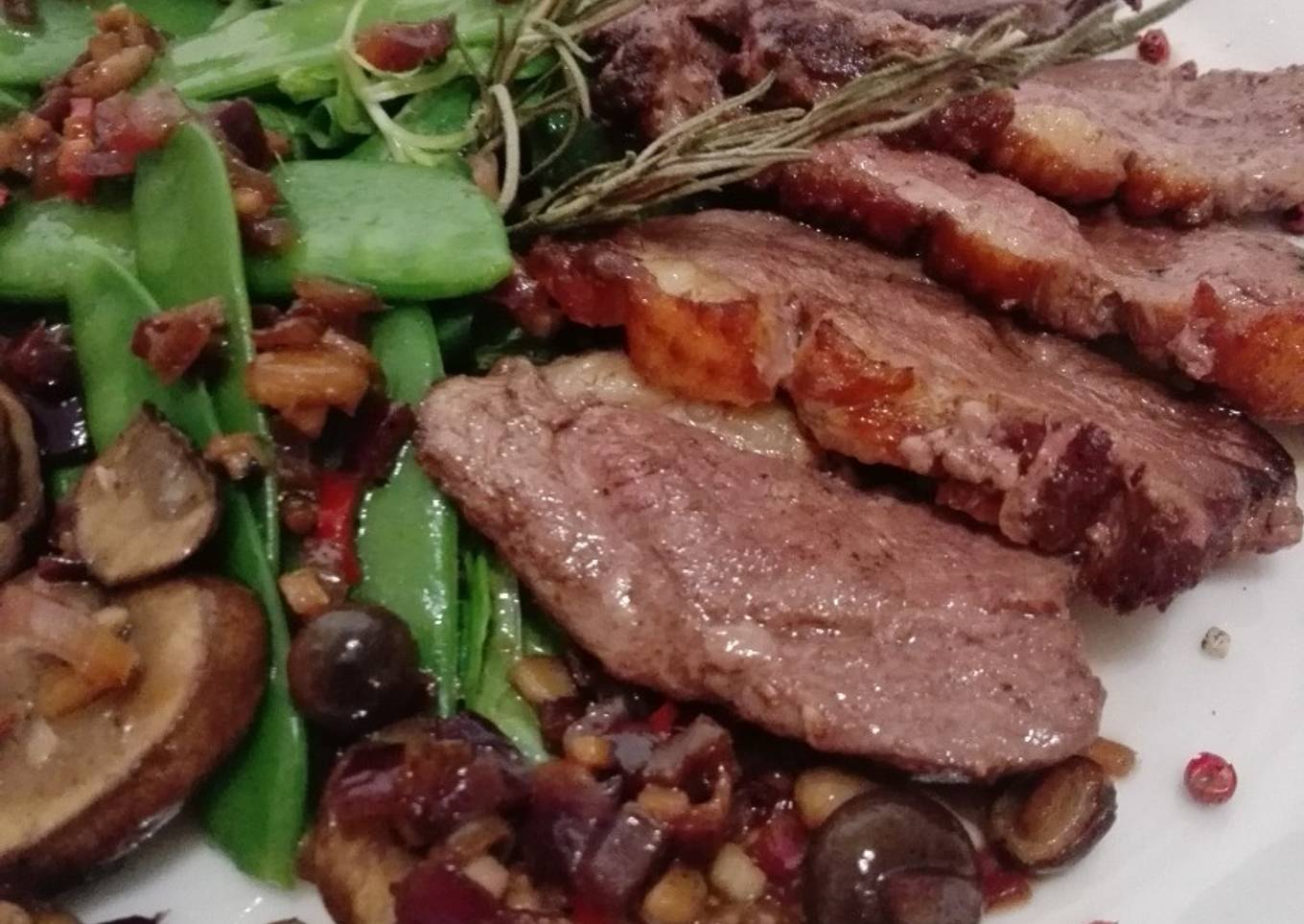 Ensalada de pechuga de pato con setas en escabeche