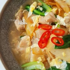 Wat Tan Hor in Egg Gravy / Flat Rice Noodles in Egg Gravy A picture of Wat Tan Hor in Egg Gravy / Flat Rice Noodles in Egg Gravy.