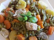 Une photo de sauté de porc au olives