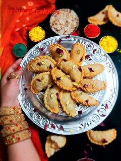 होली स्पेशल मावा गुजिया (Holi special mawa gujiya recipe in hindi) रेसिपी मुख्य फोटो