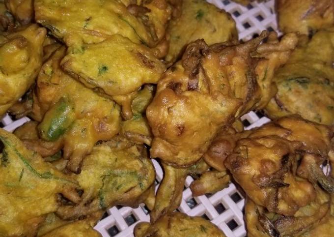 Simple Way to Prepare Gordon Ramsay Besan Pyaz ke pakode