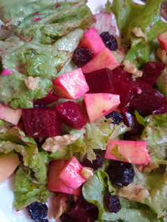 Una foto de Ensalada de remolacha, lechuga, queso, pasas, y nueces