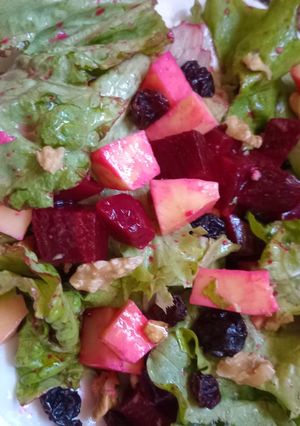 Una foto de Ensalada de remolacha, lechuga, queso, pasas, y nueces
