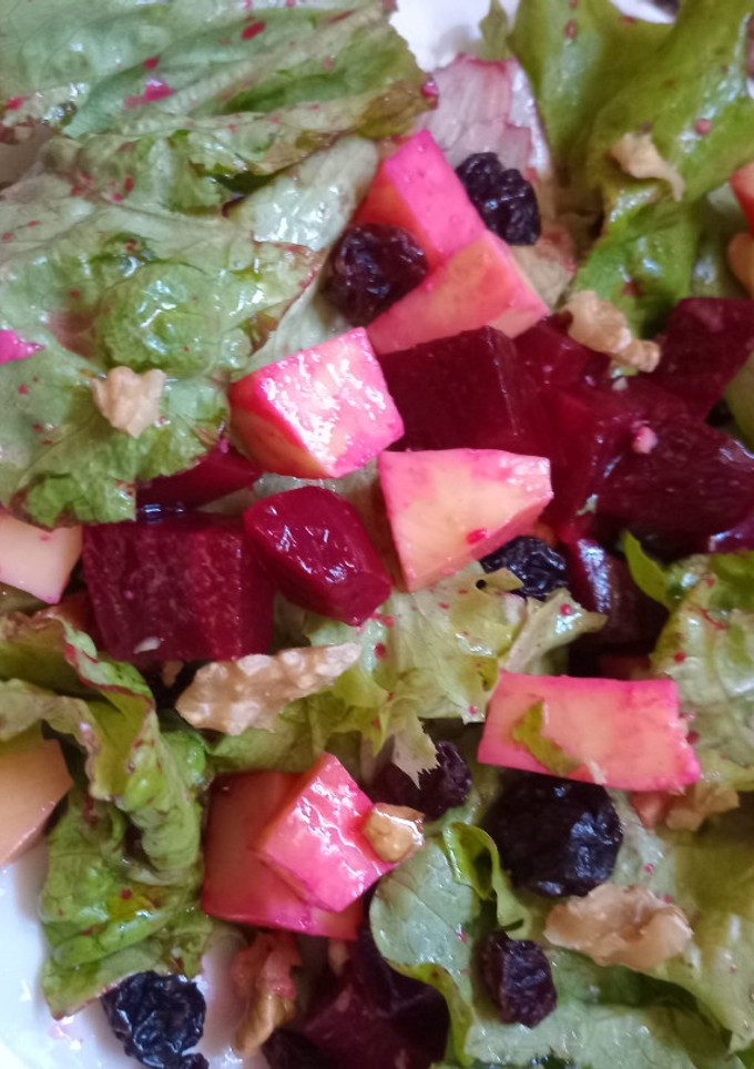 Una foto de Ensalada de remolacha, lechuga, queso, pasas, y nueces