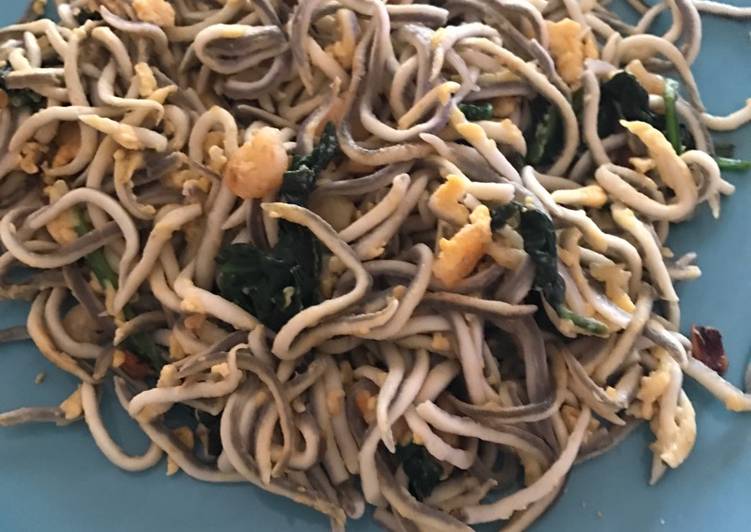 Revuelto de espinacas, gambas, huevos y anguriñas 🍴