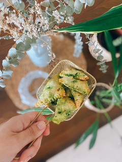 Una foto de Mini samosas de hojaldre rellenas de espinacas, cebollita y queso feta