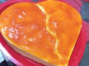 Una foto de gelatina de tres leches con fruta