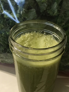 Una foto de Batido de espinaca-frutas-col rizada
