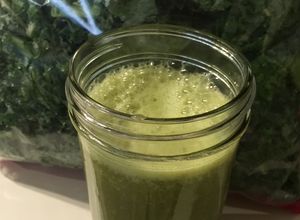 Una foto de Batido de espinaca-frutas-col rizada