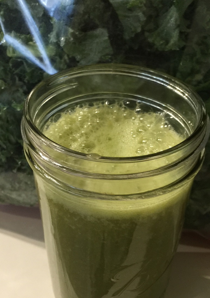 Una foto de Batido de espinaca-frutas-col rizada