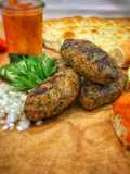 Cevapcici mit selbst gemachtem Ajvar und frisch gebackenem Fladenbrot