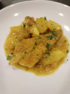 Una foto de Cazuela de patatas y rape al azafrán