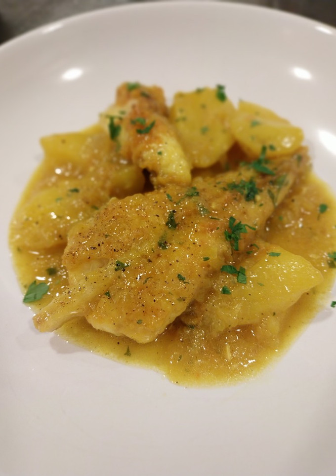 Una foto de Cazuela de patatas y rape al azafrán