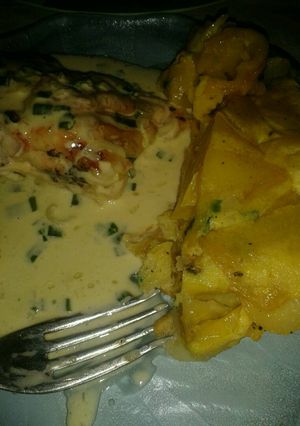 Una foto de Pollo al verdeo con tortilla de papa