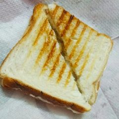 A picture of Mayo Bread Sandwich.