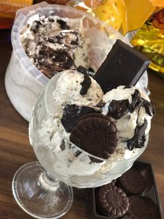 صورة لوصفة ايسكريم بالبسكويت و الشوكولا 🍨