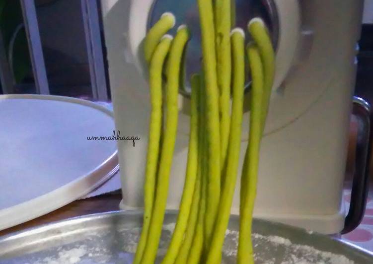 Bagaimana Menyiapkan Homemade green pasta (modifikasi resep dari buku pasta maker) yang Lezat Sekali