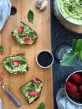 Crostoni con hummus di fave, menta e fragole disidratate