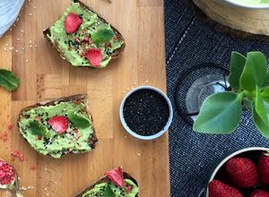 Foto di Crostoni con hummus di fave, menta e fragole disidratate