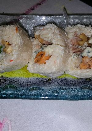 Una foto de Arrollado de arroz relleno (sushi economico)