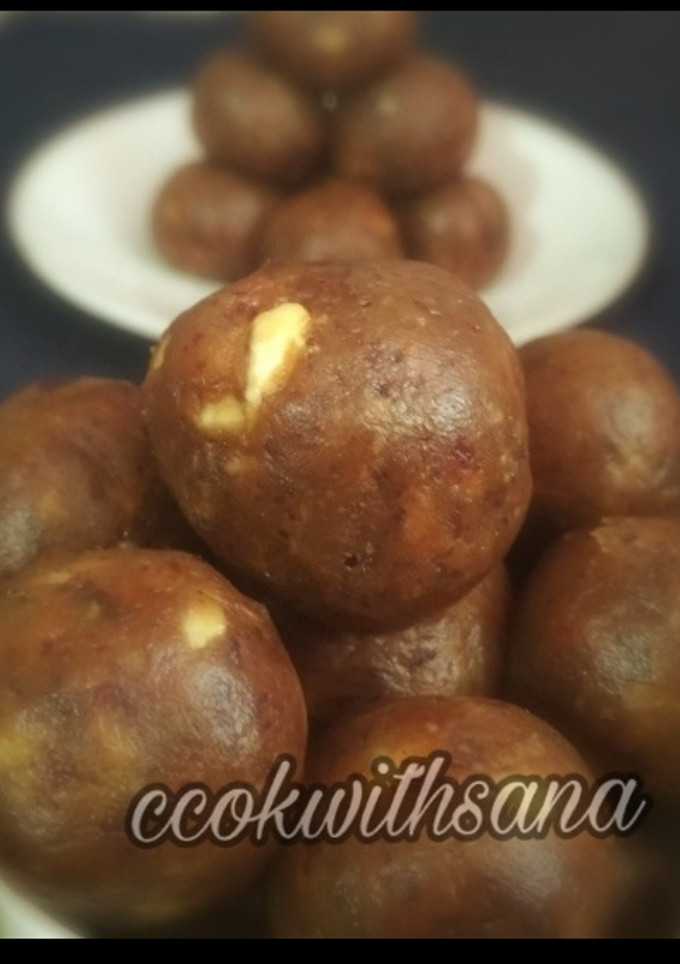 A picture of Dates and Nuts Laddu.