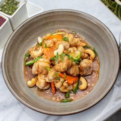 A picture of Stir fried chicken with cashew nut.