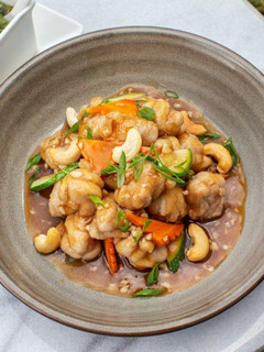 A picture of Stir fried chicken with cashew nut.