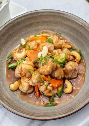A picture of Stir fried chicken with cashew nut.