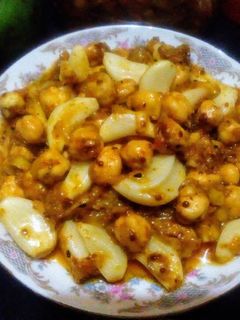 आम का लच्छेदार अचार विद लहसुन काबुली चना रेसिपी मुख्य फोटो