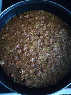 Una foto de Quinoa con salchichas