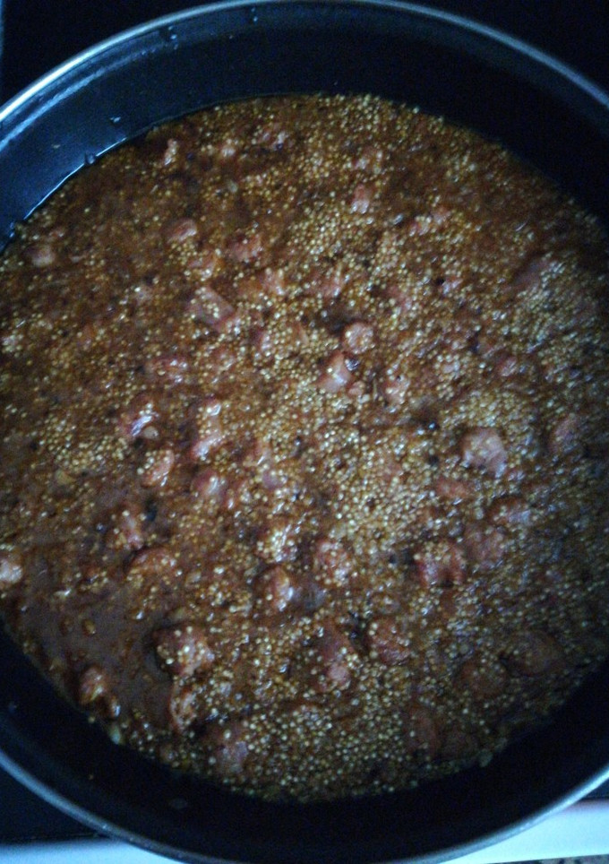 Una foto de Quinoa con salchichas