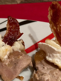 Una foto de Solomillo con cebolla caramelizada y queso de cabra