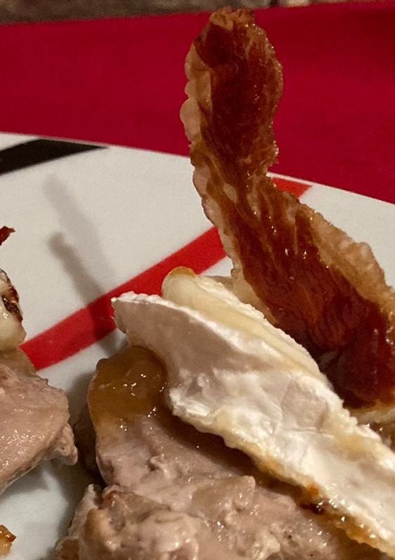 Una foto de Solomillo con cebolla caramelizada y queso de cabra