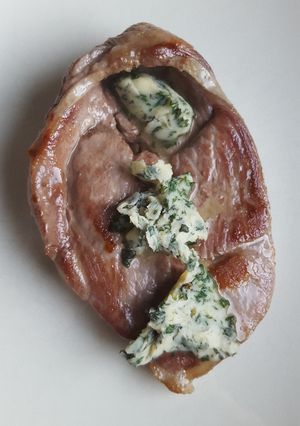 Une photo de Tranche de gigot d'agneau et son beurre salé à la menthe