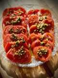 Ensalada de tomate corazón de buey con vinagreta de pistachos