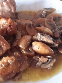 Una foto de Pollo con champiñones