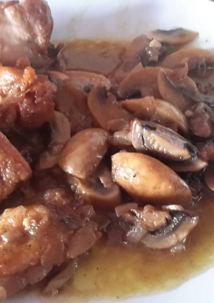 Una foto de Pollo con champiñones