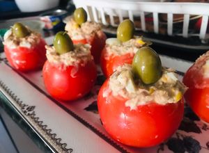 Una foto de Tomates rellenos light ♥️🍅