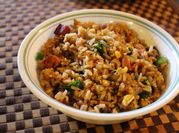 Una foto de arroz frito con huevo picado
