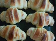 Una foto de croissant horno