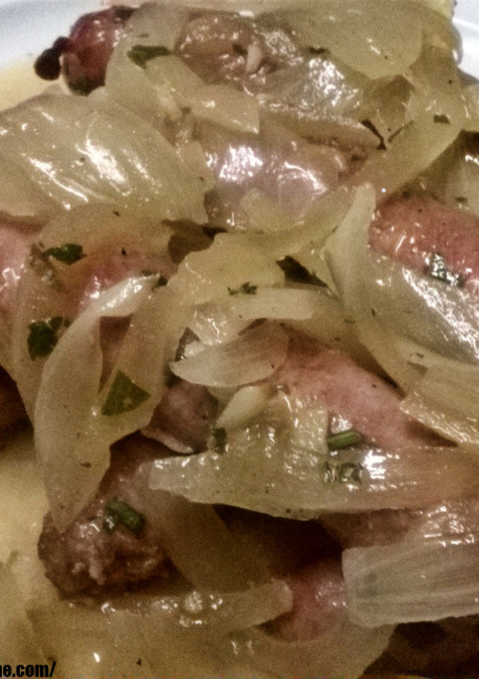 Una foto de Salchichas encebolladas al vino blanco