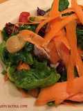 Insalata di spinacini freschi agrodolce, con pollo e vinaigrette
