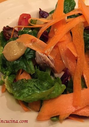 Foto di Insalata di spinacini freschi agrodolce, con pollo e vinaigrette