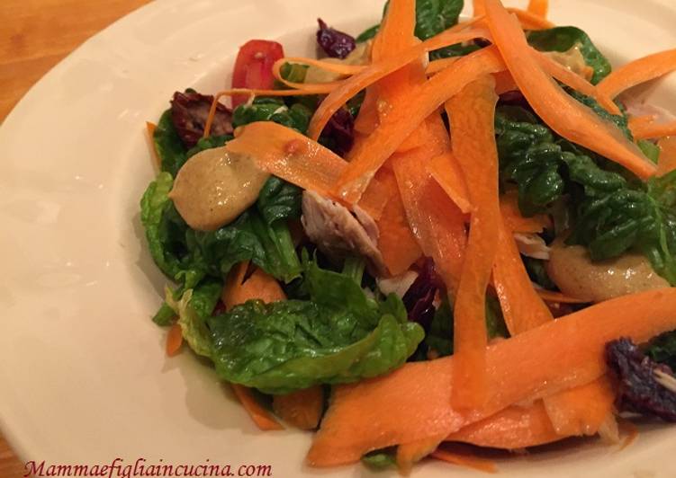 Insalata di spinacini freschi agrodolce, con pollo e vinaigrette