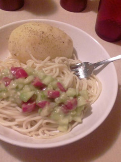 Una foto de Pasta con papa y guacamole de pepino