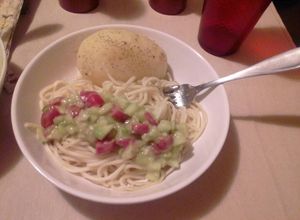 Una foto de Pasta con papa y guacamole de pepino